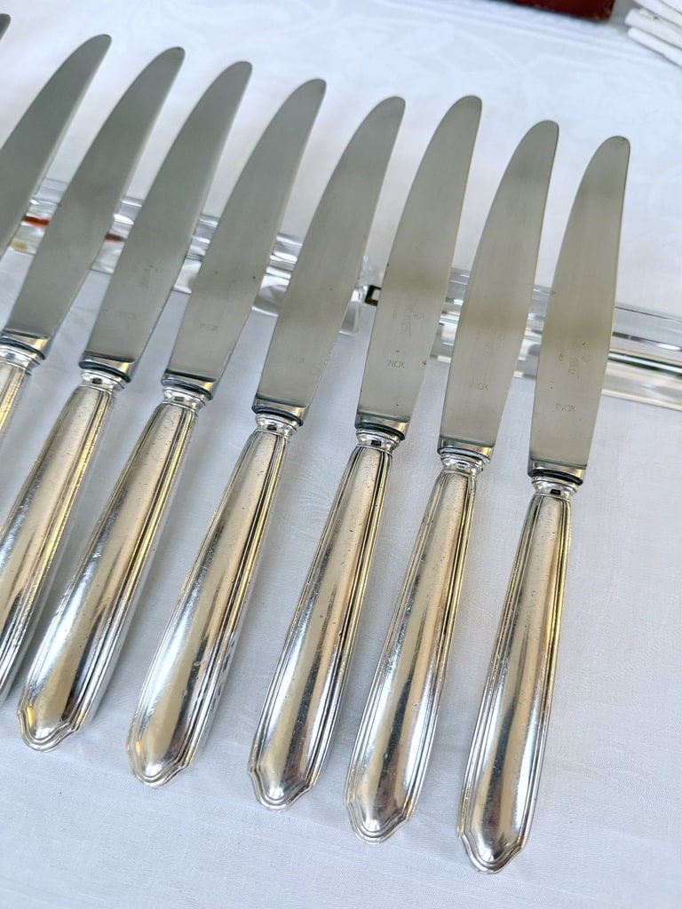 couteaux-art-deco-manche-metal-argente-lame-inox-ravinet-denfert-modele-club-antiquaire-vaisselle-vintage-brocante