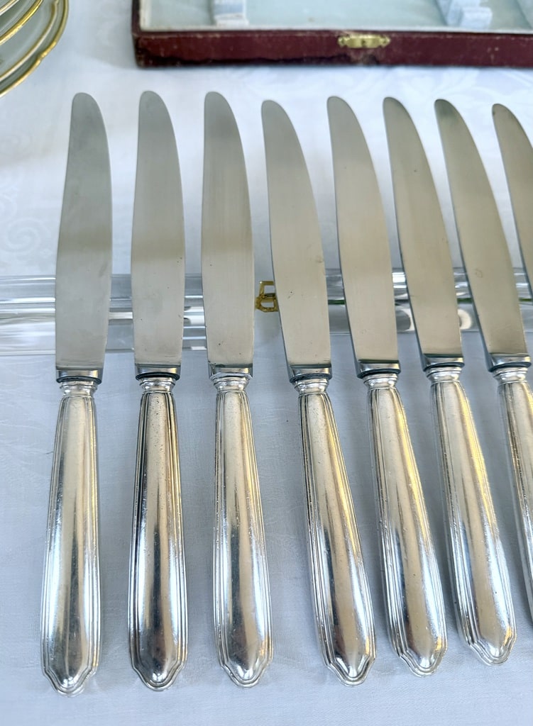 couteaux-art-deco-manche-en-metal-argente-et-lame-acier-inoxydable-menagere-vintage-orfevre-ravinet-denfert-brocante-vaisselle-antiquaire
