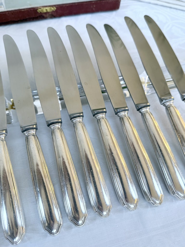 coffret-de-couteaux-anciens-argenterie-manche-metal-argente-lames-inox-ravinet-denfert-modele-club-antiquaire-brocante-vintage-boutique-en-ligne