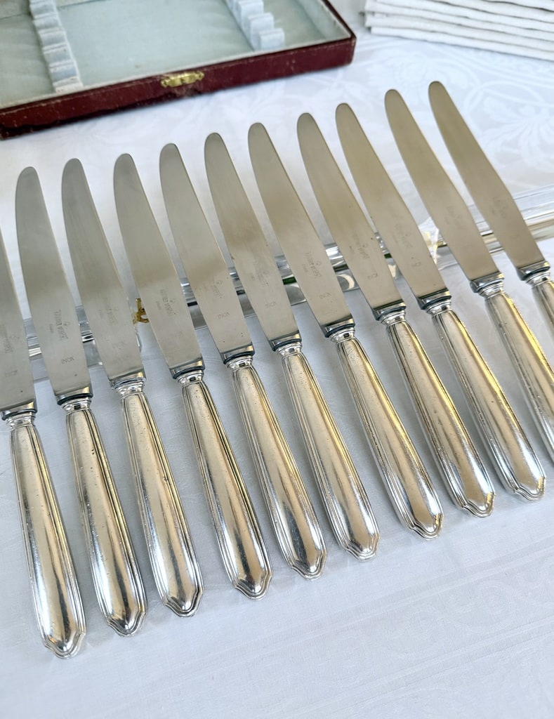 couteaux-art-deco-manche-metal-argente-lames-acier-inoxydable-orfevre-ravinet-denfert-coffret-menagere-antiquaire-brocante-art-de-la-table