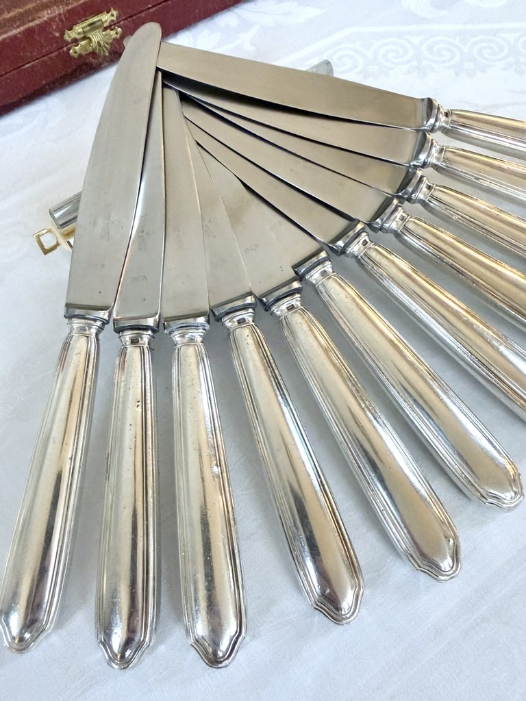 couteaux-de-table-en-metal-argente-lames-inox-menagere-art-deco-ravinet-denfert-modele-club-vaisselle-vintage-brocante-antiquaire-art-de-la-table