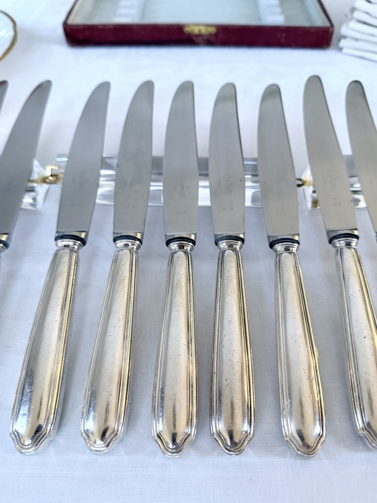 couteaux-de-table-art-deco-metal-argente-lame-inox-vaisselle-moderne-20e-siecle-brocante-antiquaire