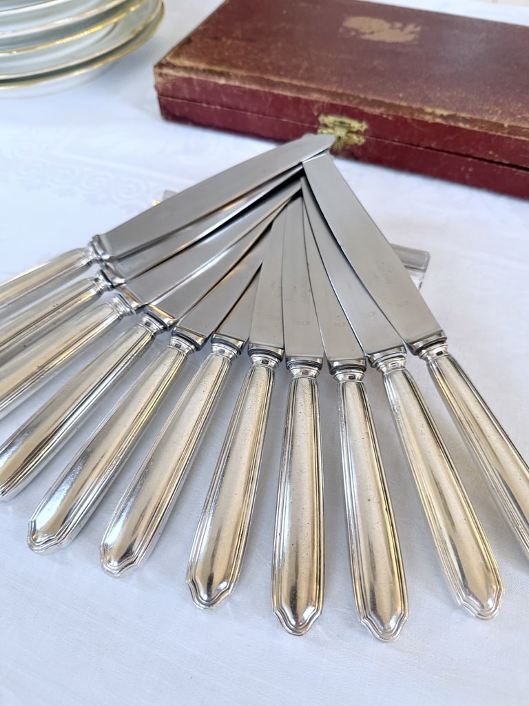 couteaux-art-deco-en-metal-argente-lame-acier-inoxydable-coffret-menagere-orfevre-ravinet-denfert-modele-club-antiquaire-brocante-boutique-en-ligne