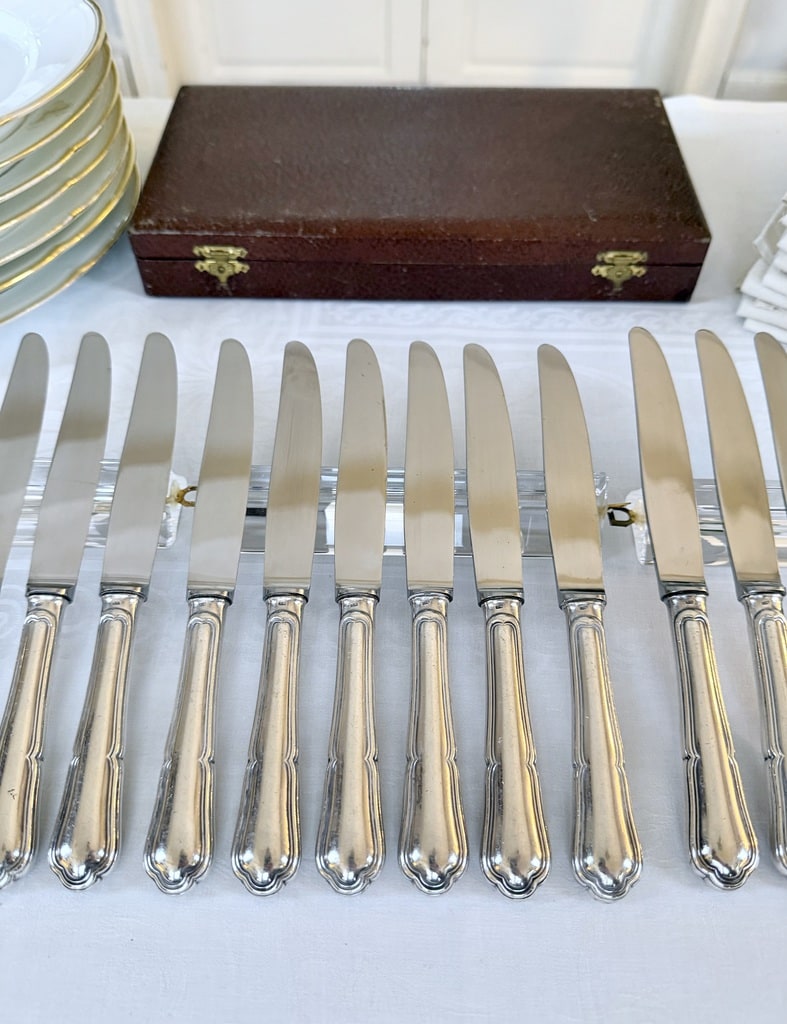 coffret-de-couteaux-a-entremets-manche-metal-argente-lames-inox-brocante-vintage-art-de-la-table-antiquaire