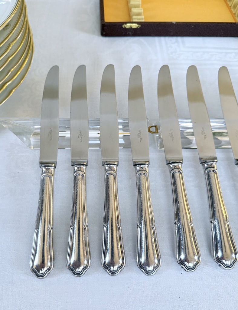 couteaux-a-entremets-menagere-vintage-metal-argente-lames-inox-vaissellel-couverts-anciens-antiquaire-brocante
