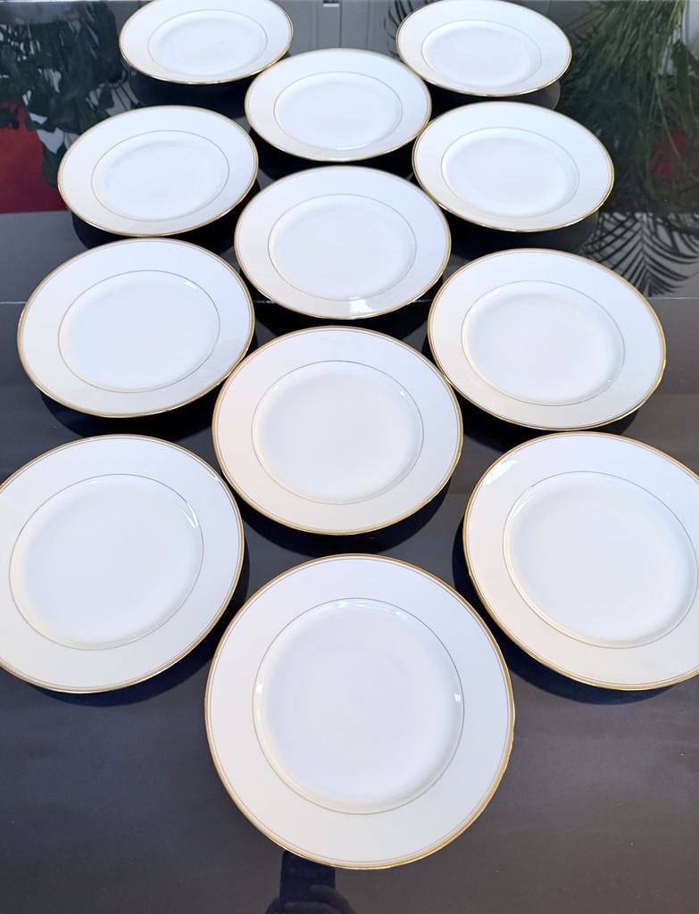 assiettes-en-porcelaine-blanche-service-de-table-vintage-brocante-antiquaire