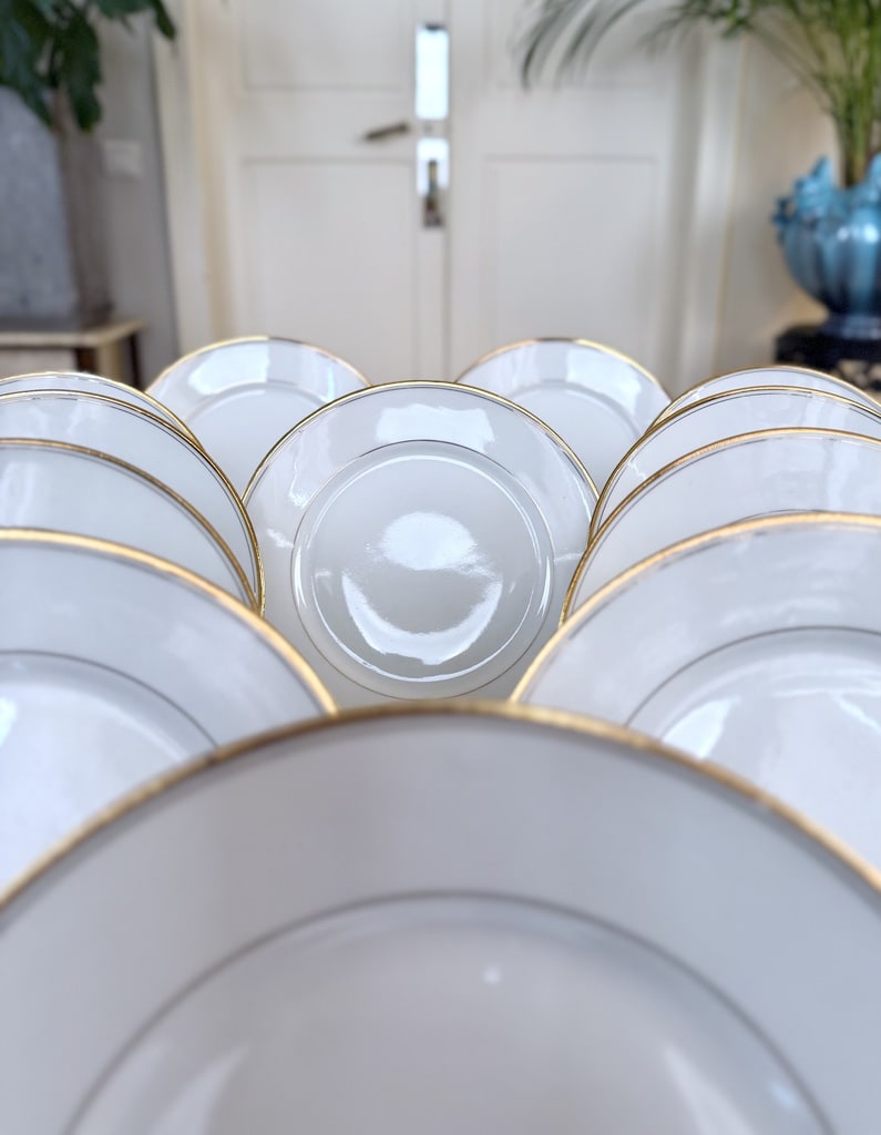 service-assiettes-plate-anciennes-en-porcelaine-blanche-filets-or-vaisselle-classique-cirot-gadouin-art-de-la-table-francais-antiquaire-brocante