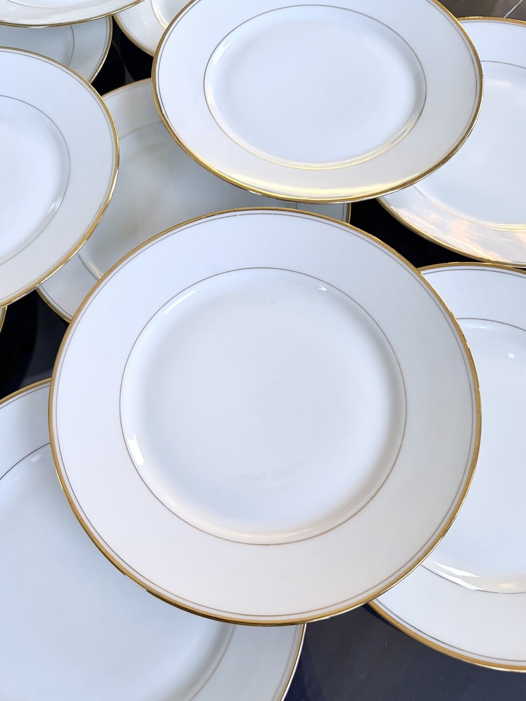 service-assiettes-plates-filets-or-porcelaine-blanche-vaisselle-ancienne-brocante-antiquites