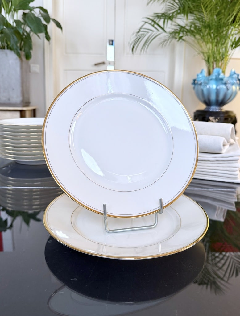 service-assiettes-plates-anciennes-en-porcelaine-blanche-et-filets-a-l-or-fin-vaisselle-seconde-main-brocante-antiquaire