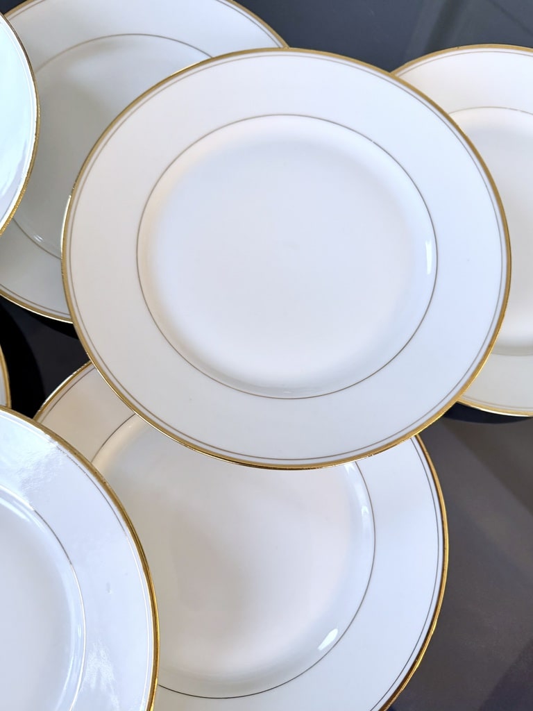 assiettes-plates-porcelaine-blanche-et-filets-or-vaisselle-ancienne-classique-intemporel-brocante-antiquaire