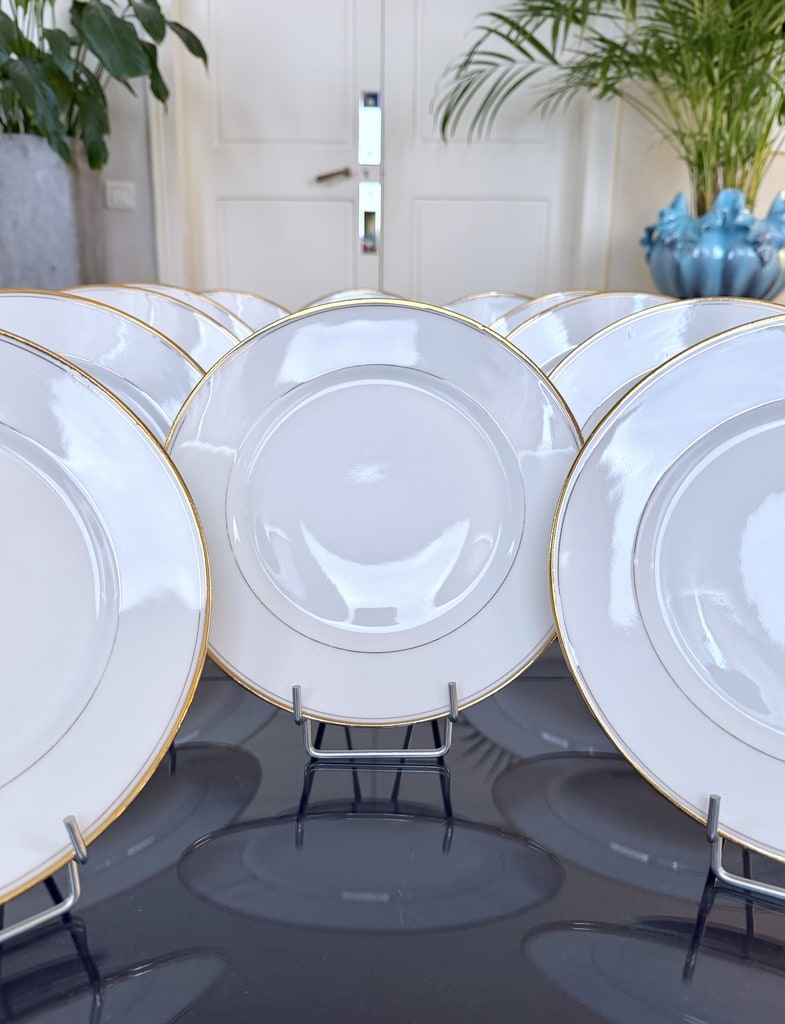service-assiettes-anciennes-en-porcelaine-blanche-filets-or-fin-decor-moderne-classique-art-de-la-table-francais-brocante-antiquites