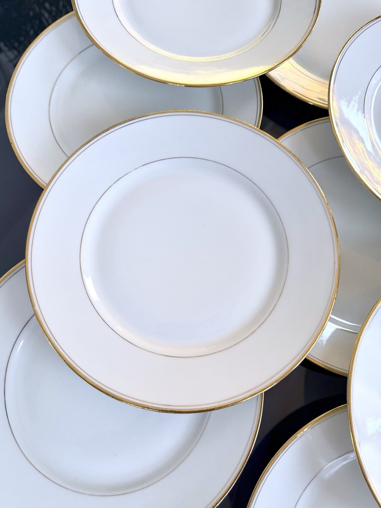 service-d-assiettes-ancienne-blanc-et-dore-filets-or-vaisselle-vintage-cirot-gadouin-brocante-antiquaire