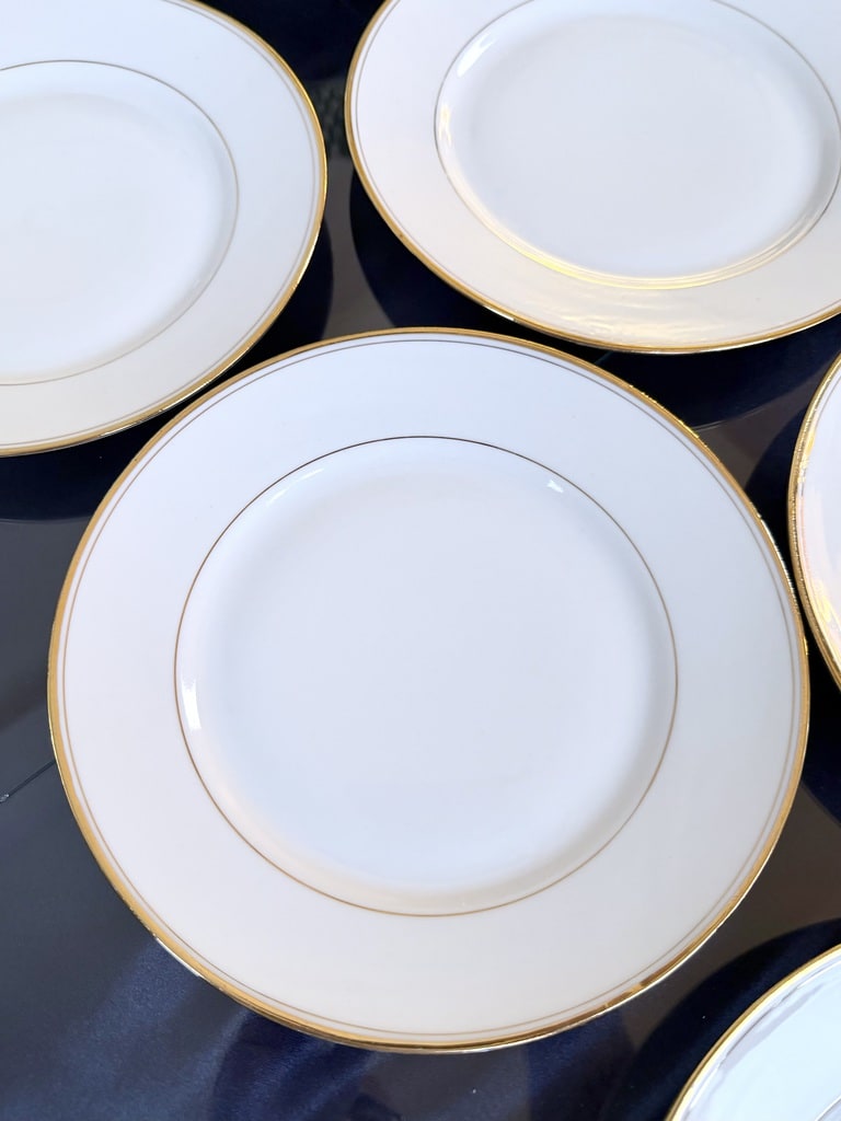 service-d-assiettes-plates-en-porcelaine-blanche-filets-or-dore-vaisselle-vintage-brocante-antiquites