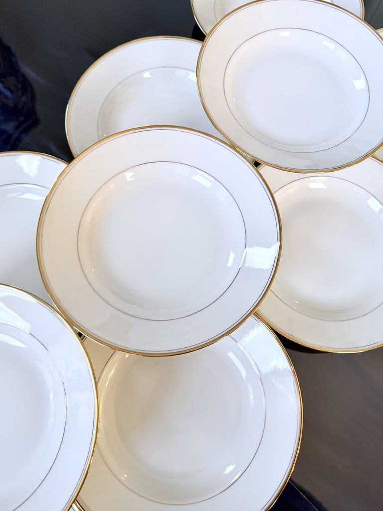 assiettes-potage-en-porcelaine-blanche-filets-or-cirot-gadouin-brocante-antiquaire-service-de-table