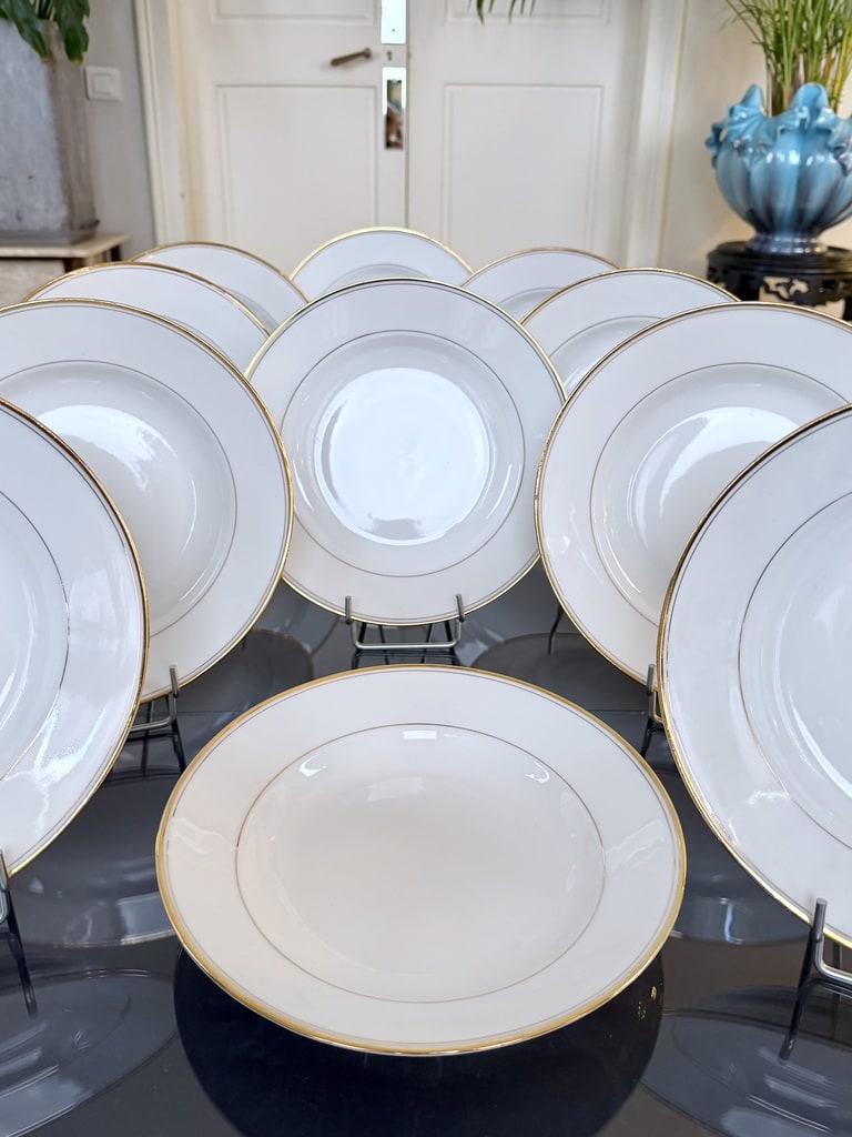 service-assiettes-creuses-potage-porcelaine-blanche-filets-dore-or-vaisselle-vintage-cirot-gadouin-antiquaire-art-de-la-table-brocante