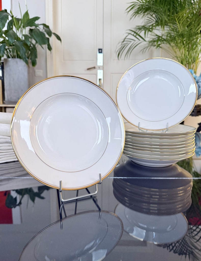 assiettes-a-potage-vintage-porcelaine-blanche-decor-filets-or-vaisselle-intemporelle-brocante-antiquaire-art-de-la-table