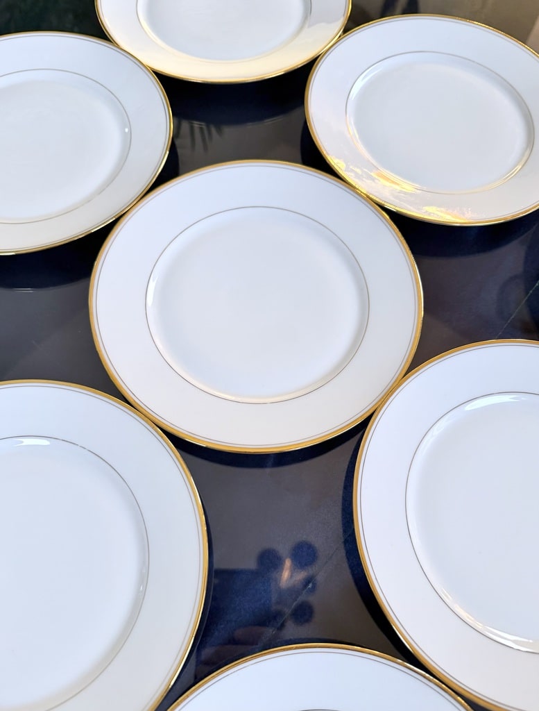 assiettes-a-dessert-en-porcelaine-blanche-et-filets-or-fin-brocante-antiquaire-art-de-la-table-antiquaire-boutique-en-ligne