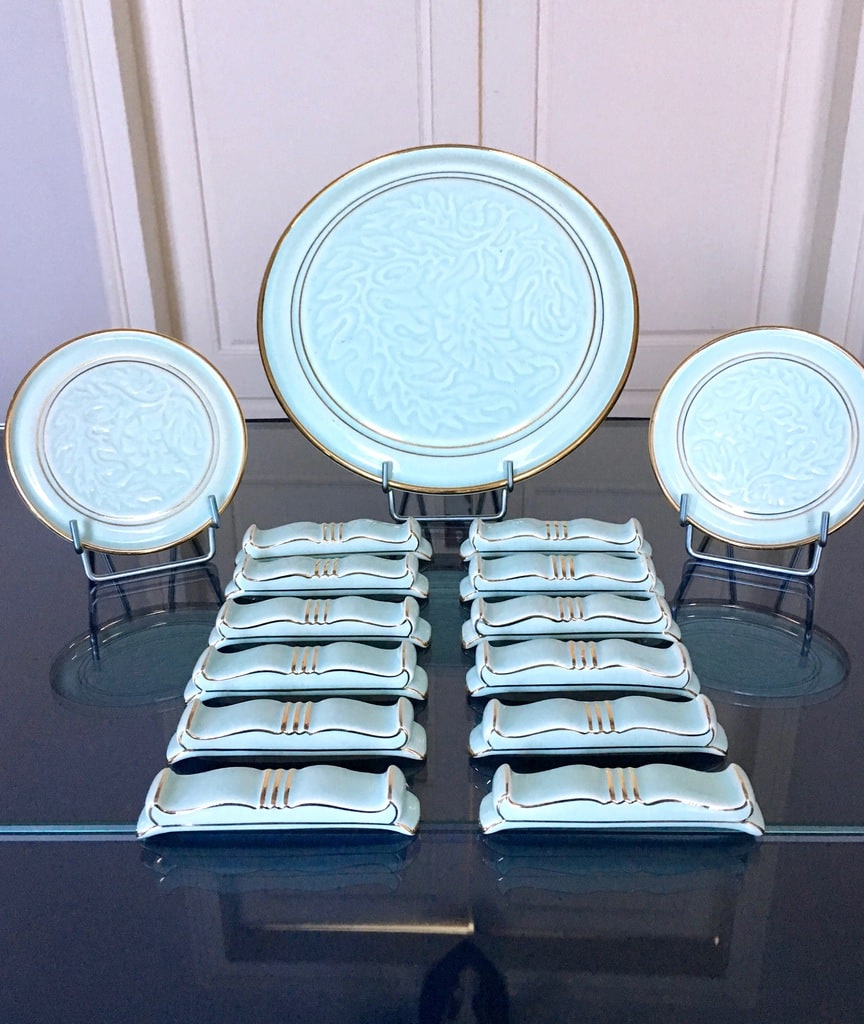 Porte-couteaux, dessous de plat et bouteille Art Déco en faïence