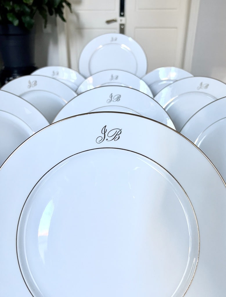 assiettes-porcelaine-de-limoges-filet-or-monogrammes