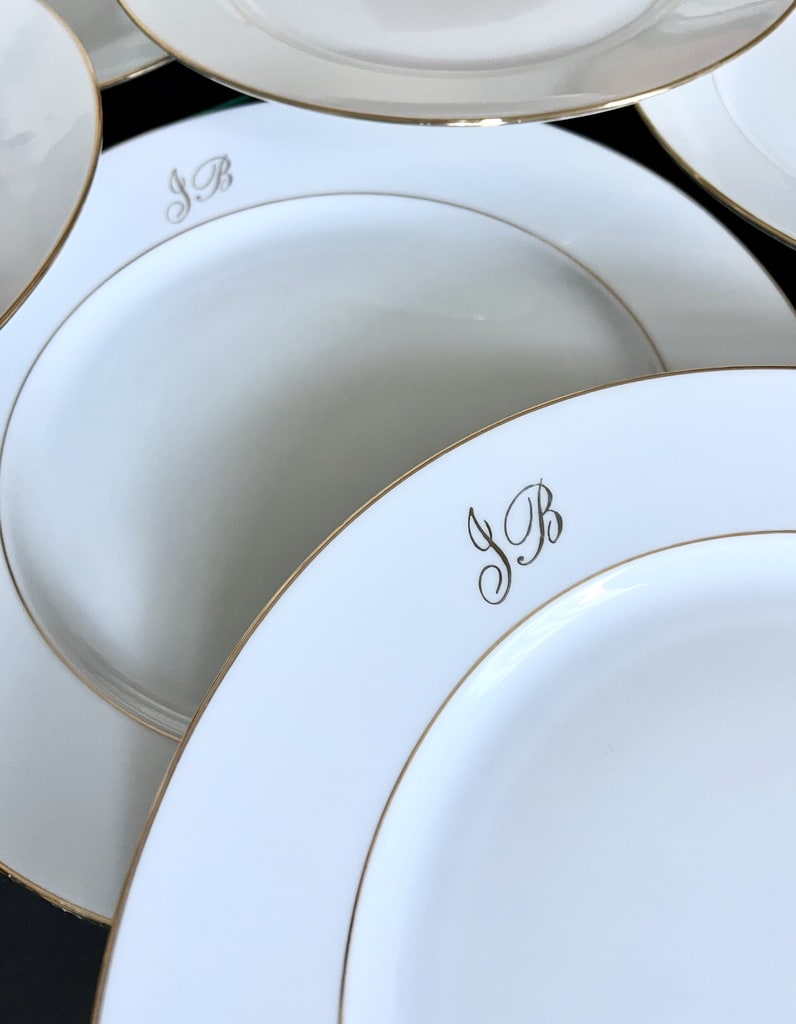 monogrammes-porcelaine-blanche-assiettes
