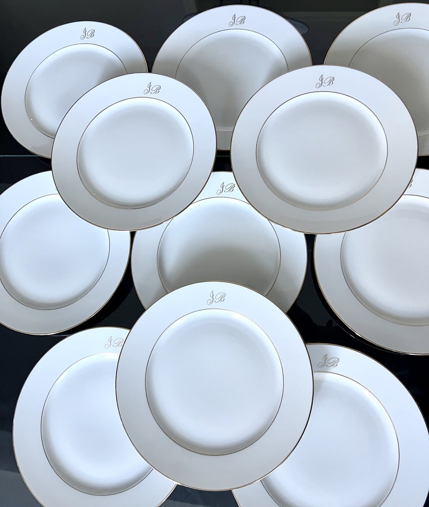service-assiettes-plates-en-porcelaine-monogrammes