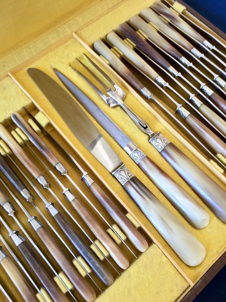 Coffret de couteaux manches corne bovine et métal argenté - Art déco