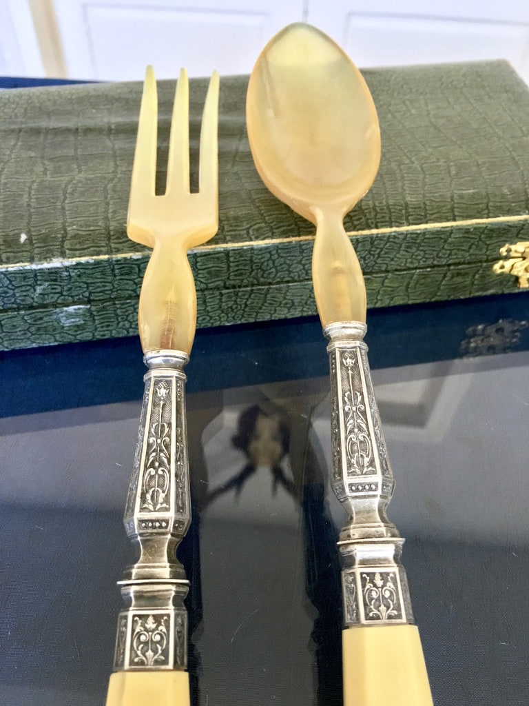 couverts-salade-corne-metal-argente
