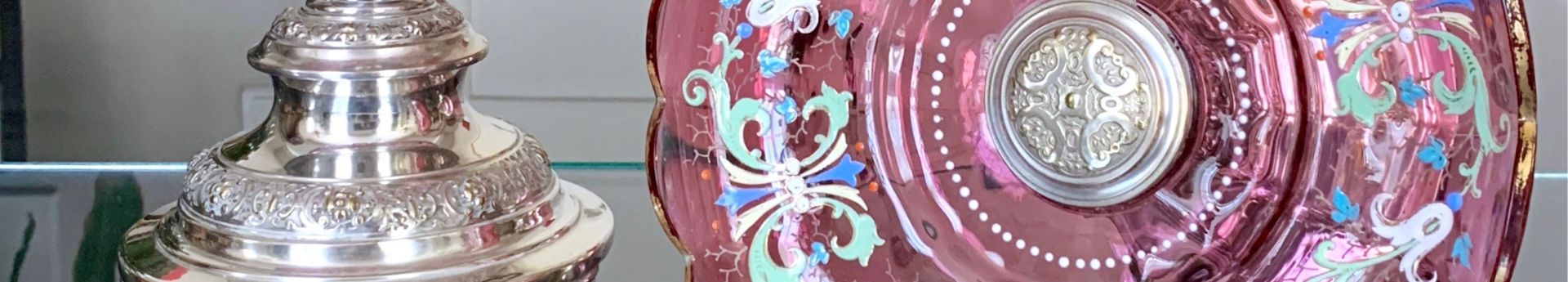 coupe en cristal rose decor emaille antiquaire en ligne