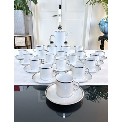 service-a-cafe-vintage-porcelaine-blanche-filet-argent-tasses-cafetiere-sucriers-cremier-brocante-vaisselle-moderne-service-de-table-1970