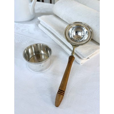passoire-a-the-ancienne-metal-argenté-manche-en-bois-de-buis-brocante-antiquaire-accessoire-de-table-vaisselle