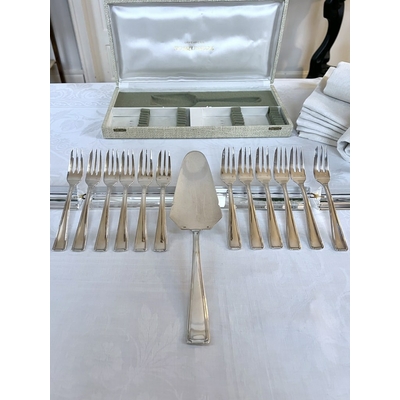 couverts-a-dessert-fourchette-a-gateau-pelle-tarte-metal-argente-epoque-art-deco-vaisselle-moderne-brocante-antiquaire-france