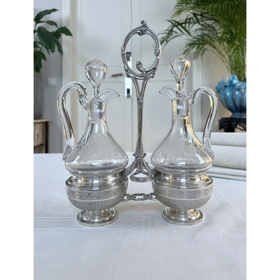 serviteur-huile-vinaigre-verre-souffle-decor-grave-metal-argente-decor-guilloche-style-louix-XV-antiquaire-art-de-la-table-vaisselle-vinatge