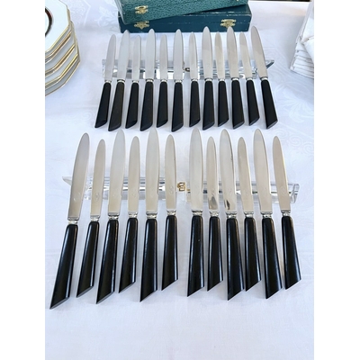 couteaux-de-table-entremets-ebene-metal-argente-lames-inox-coffret-ecrin-vaisselle-vintage-courverts-art-deco-brocante-antiquaire