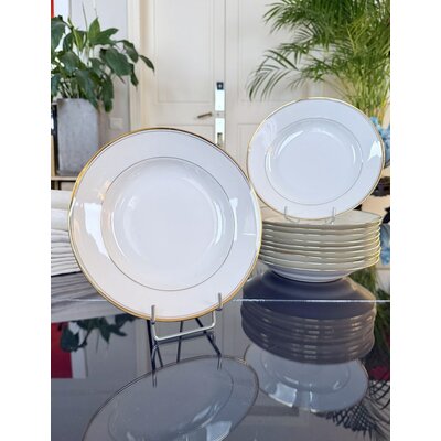 assiettes-a-potage-vintage-porcelaine-blanche-decor-filets-or-vaisselle-intemporelle-brocante-antiquaire-art-de-la-table