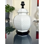 pied-de-lampe-vintage-en-faience-blanche-decoration-ambiance-asiatique-design-20-siecle