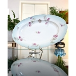 plat-de-service-ancien-porcelaine-19e-siecle-monogrammes-decor-floral-antiquites-brocante
