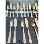fourchettes-couteaux-a-poisson-en-metal-argente-epoque-art-deco-vaisselle-ancienne-1930-style-moderne-brocante-en-ligne