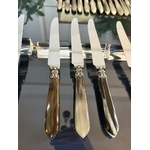 couteaux-manche-corne-viroles-metal-argente-lame-acier-inoxydable-couverts-anciens-brocante-antiquites