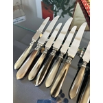 service-couteaux-art-deco-manche-corne-bovine-viroles-metal-argente-lame-acier-inoxydable-vaisselle-ancienne-20e-siecle-antiquaire