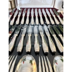 fourchette-couteau-entremets-cuillere-potage-en-metal-alfenide-orfevre-christofle-epoque-art-deco-coffret-art-de-la-table-antiquites-brocante