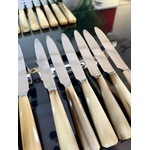 couteaux-art-deco-manche-en-corne-lame-acier-inoxydable-couverts-de-table-vaisselle-ancienne-brocante-antiquites