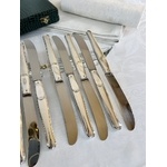 service-de-couteaux-anciens-manche-metal-argente-lame-inox-vaisselle-ancienne-couverts-de-table-brocante