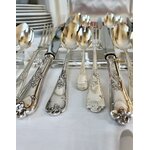 couverts-vintage-metal-argente-fourchettes-couteaux-cuilleres-coffrets-vaisselle-20e-siecle-brocante-antiquites