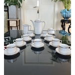 service-cafe-chocholat-the-porcelaine-blanche-filets-or-et-bleu-brocante-antiquaire-art-de-la-table-vintage