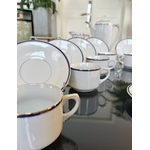 service-tasses-chocolat-the-cafe-porcelaine-blanche-vaisselle-vintage-filet-or-bleu-brocante