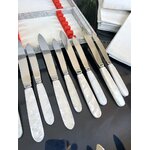 service-couteaux-vintage-entremets-manche-effet-nacre-lame-acier-inoydable-brocante-menagere-ancienne-antiquites