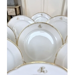 service-assiettes-a-dessert-porcelaine-blanche-decor-filets-or-fin-initiales-monogrammes-brocante-antiquaire-vaisselle-blanche-classique