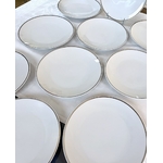 service-de-table-vintage-1970-vaisselle-moderne-porcelaine-blanche-filet-argent-brocante-art-de-la-table-antiquaire