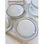 service-de-table-vintage-1970-porcelaine-blanche-filet-platine-argent-assiettes-service-cafe-brocante-vaisselle-moderne-antiquaire