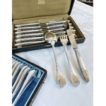 couverts-anciens-monogrammes-metal-argente-menagere-christofle-antiquaire-brocante-vintage-vaisselle-art-de-la-table